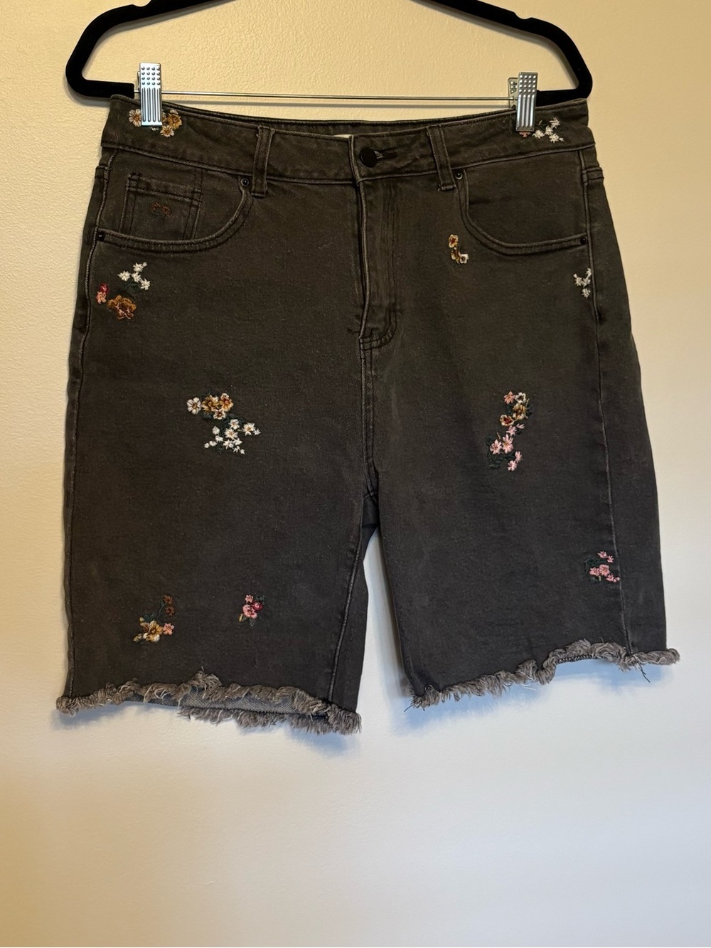 Molly Green Embroidered Black Denim Shorts. Size XL